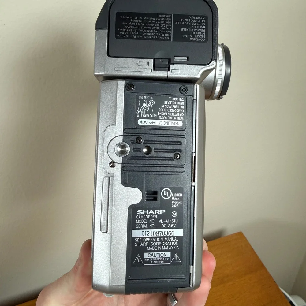 Sharp Viewcam VL-AH151 Hi8 Camcorder 400x Digital Zoom w/ Accessories No Battery